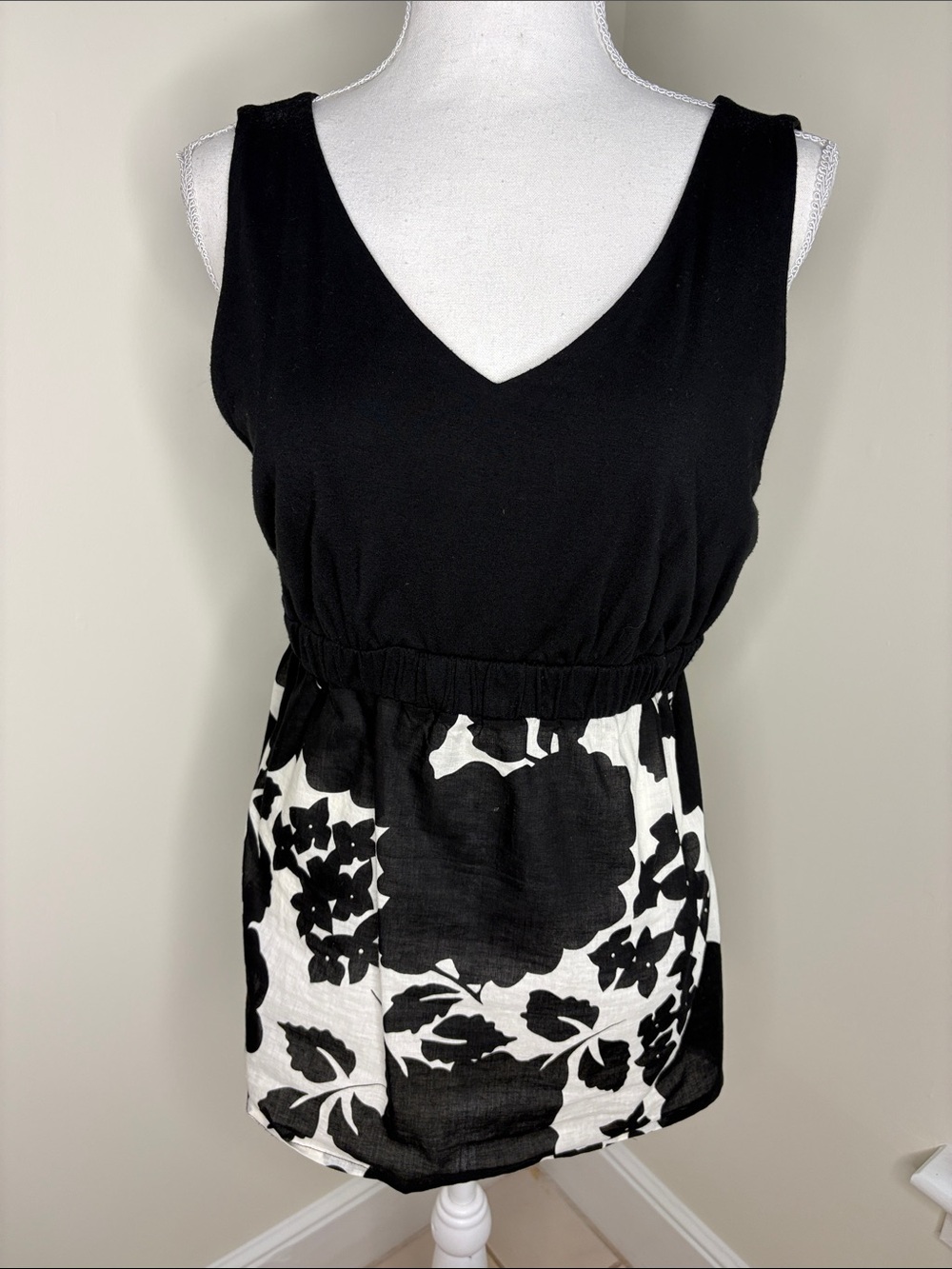 Madison Black Rayon V-Neck Empire Waist Petite Top. Large